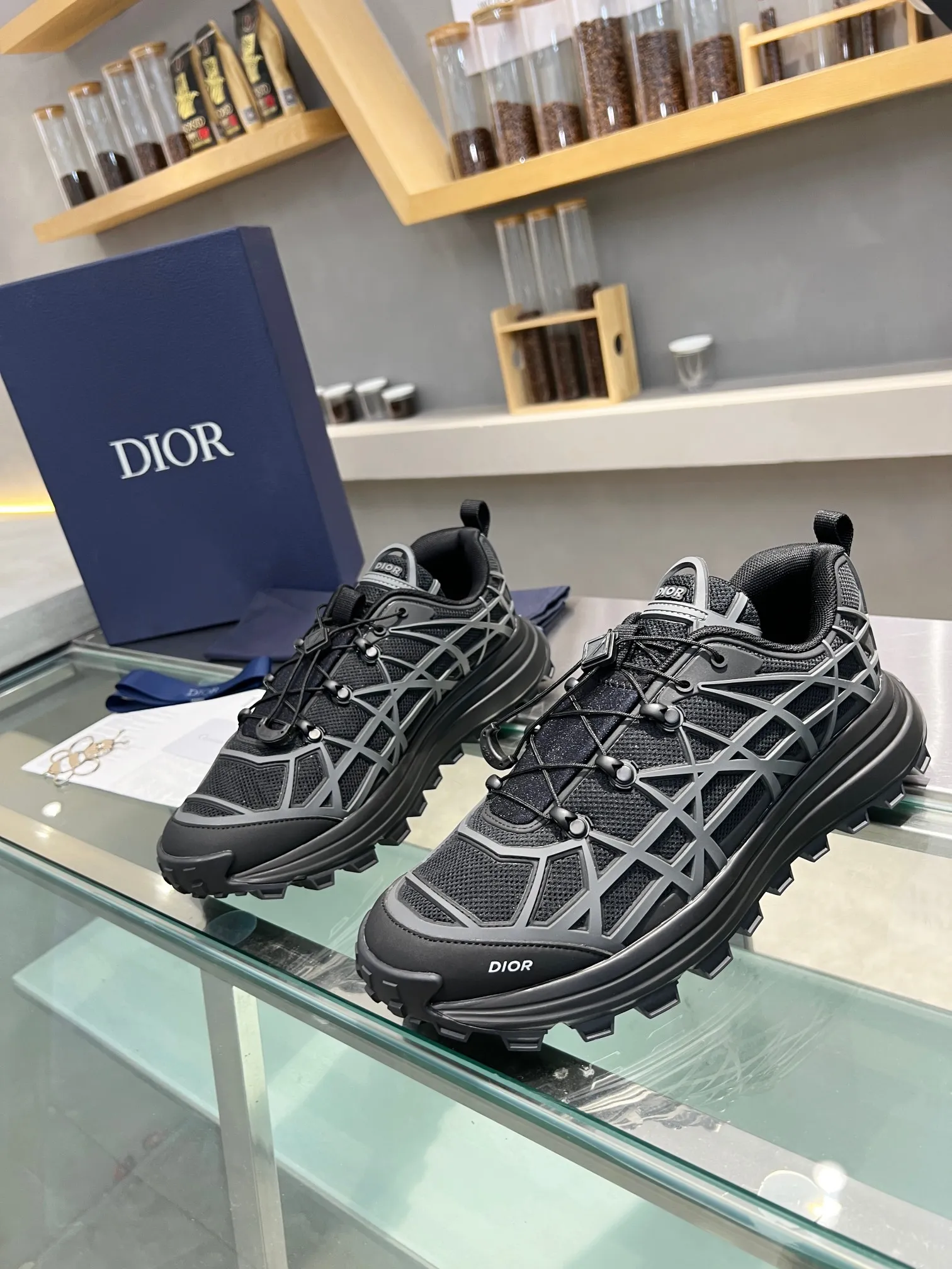 👟👟Ex-factory price 640👟👟 Dior 2023 new style 🆕Low-top B31 Runner sneakers Material: Carefully made of imported mesh fabric, with curved rattan plaid injection molded rubber to enhance the style, a new interpretation of classic patterns, highlighting a futuristic style. Di~r logos adorn the tongue and front, perforations accentuate the hiking style, and a CD Diamond drawstring adds technical appeal. The textured, notched platform is crafted from rubber for optimal traction, and a reinforced heel adds to the comfort. Can be paired with sportswear and casual outfits to create a sophisticated look. Size: Male 39-45 (female size will be released later)